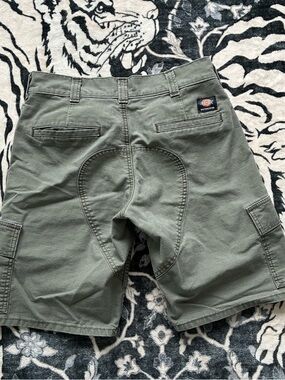 016 - DICKIES SKATEBOARDING OLIVE GREEN SIZE 30 CARGO SHORTS